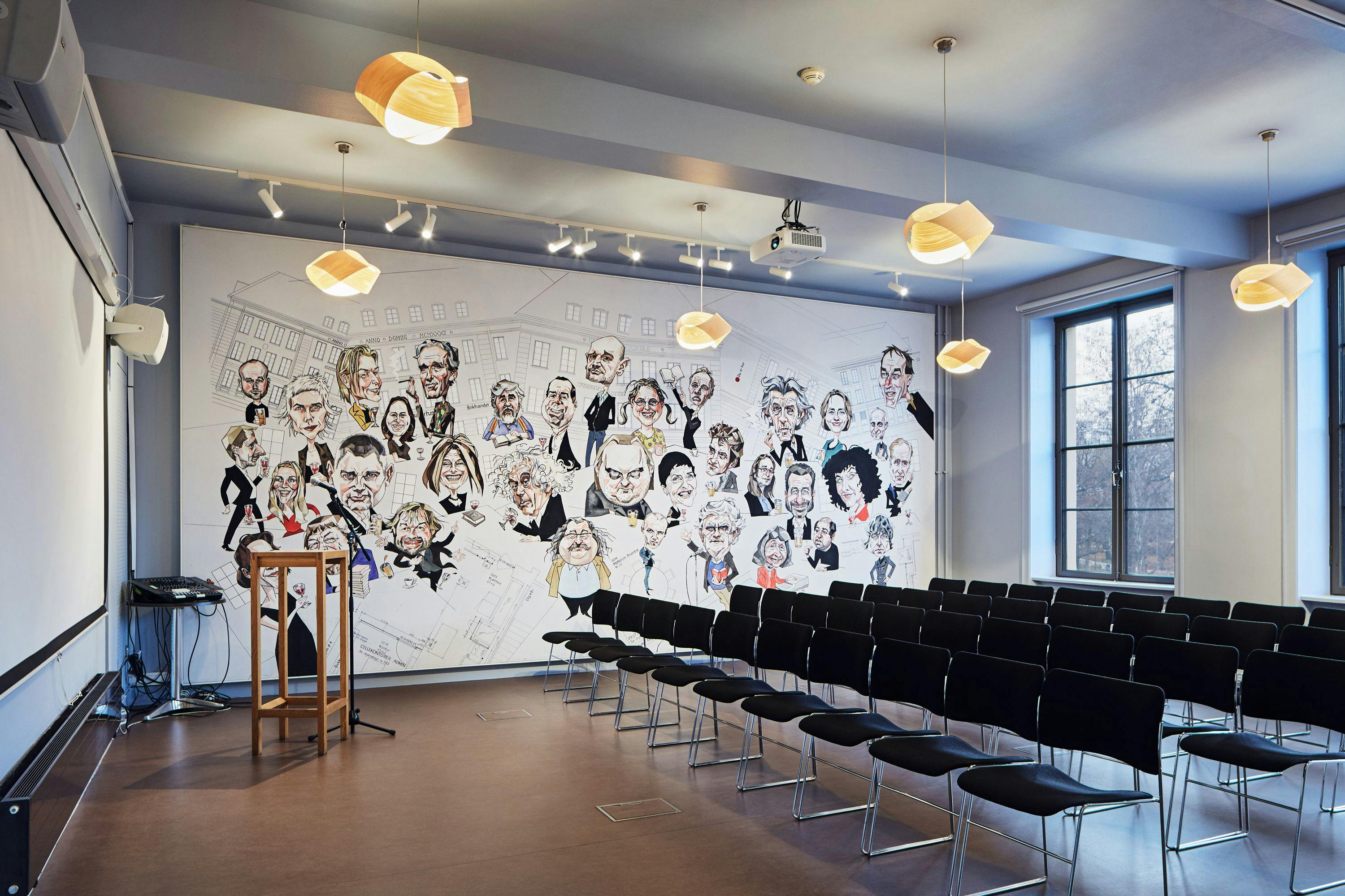  Image of the Kverneland room at Litteraturhuset, featuring a large wall illustration depicting Norwegian authors, drawn by Steffen Kverneland.