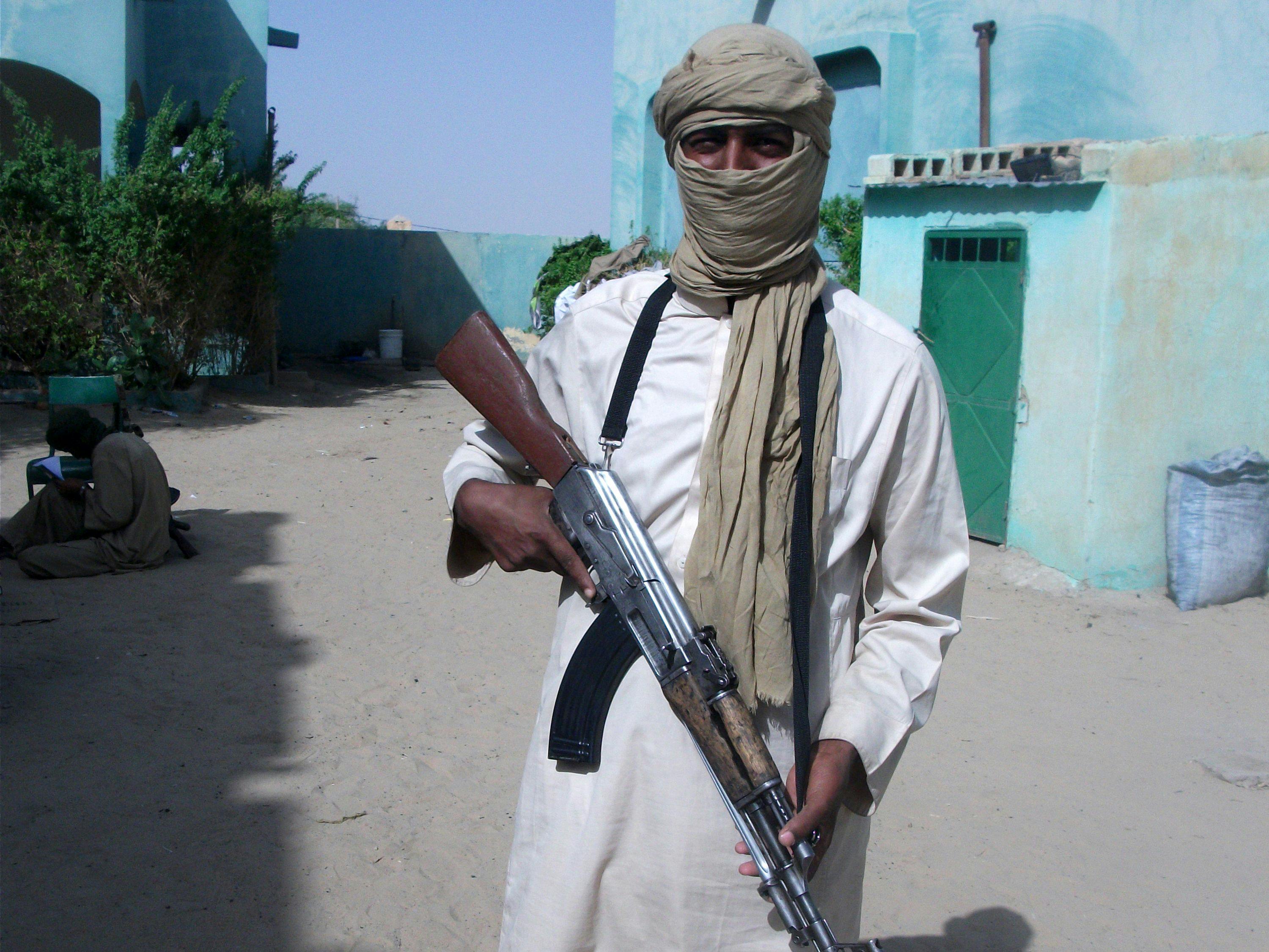 Foto av en jihadist med tildekket ansikt og våpen i hendene