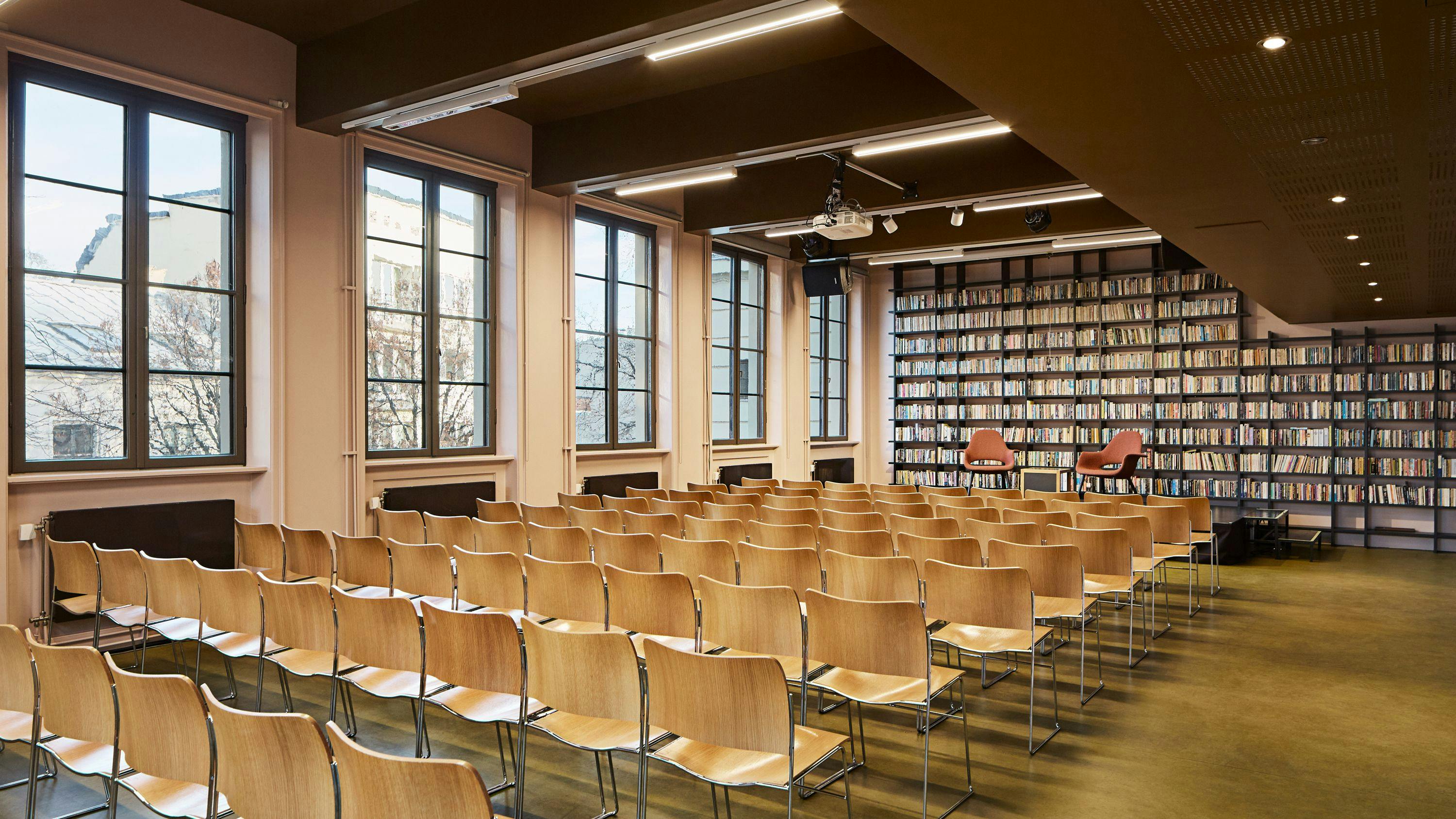 Bilde av salen Nedjma på Litteraturhuset med mange tomme stoler